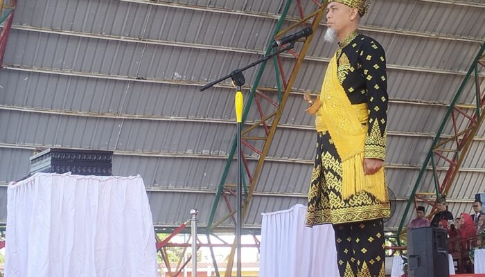 Mengenakan Baju Adat Melayu, Wako Paisal Irup HUT RI ke 80 di Taman Bukit Gelanggang.