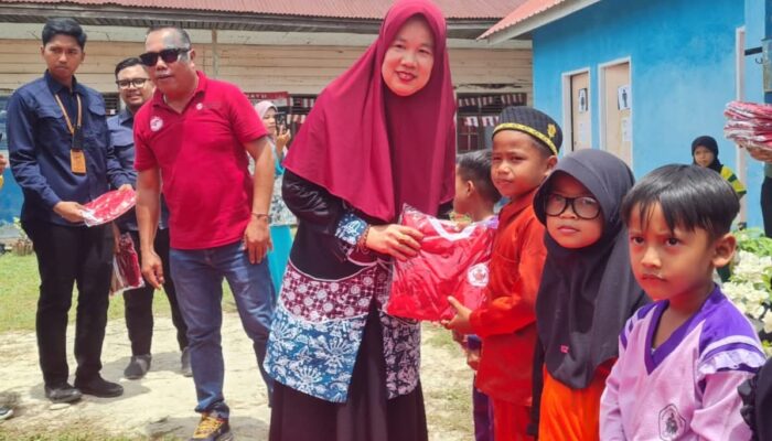 Ivo Mas Tunggal Bantu 220 Baju Olahraga Untuk Delapan SD di Kelurahan Terluar