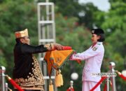 Pakai Baju Adat Minang, Sugiyarto Pimpin Upacara Penurunan Bendera HUT RI ke 80
