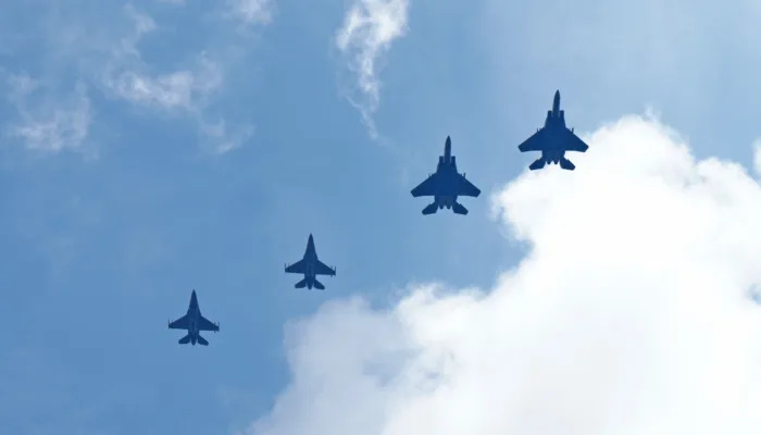 F-16 TNI AU dan F-15 AS Latihan tempur udara jarak dekat dalam Latma Cope West di Pekanbaru