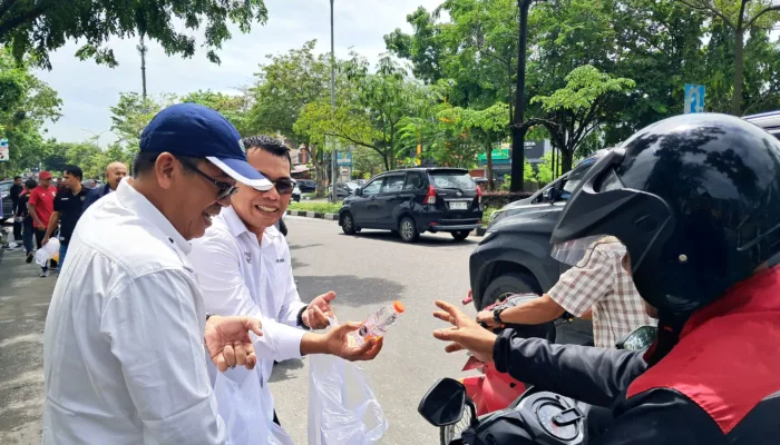 Jumat Berkah, PWI Riau bagikan Ratusan Nasi Bungkus