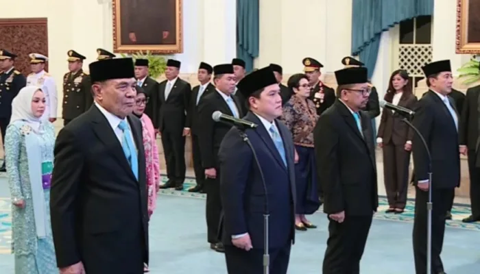 Prabowo lantik Djamari Chaniago sebagai Menko Polkam dan Erick Thohir Sebagai Menpora