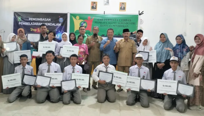 10 Siswa SMK Berprestasi dan Kurang Mampu Terima Bantuan Pendidikan PT. PAA