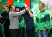 Peduli Difabel, Kapolda Riau Serahkan Helm Khusus ke Ojol Penyandang Tuna Rungu
