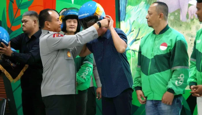 Peduli Difabel, Kapolda Riau Serahkan Helm Khusus ke Ojol Penyandang Tuna Rungu