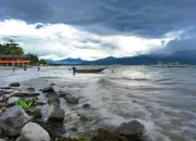 “Danau Singkarak: Permata Biru di Jantung Minangkabau”