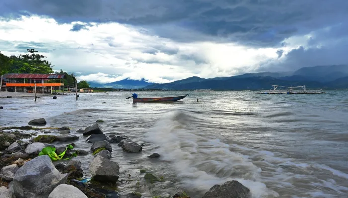 “Danau Singkarak: Permata Biru di Jantung Minangkabau”