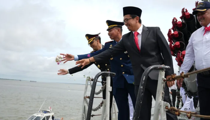 Peringati Hari Pahlawan 2025, Kilang Pertamina Dumai Laksanakan Upacara Hingga Tabur Bunga di Laut