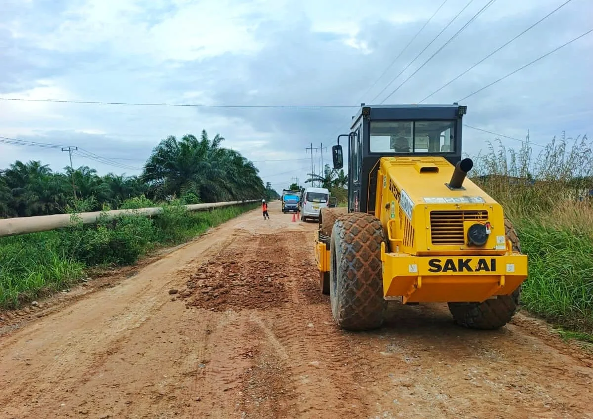 PT Pertamina Hulu Rokan (PHR) bergerak cepat memperbaiki jalan rusak di area Kabupaten Rokan Hilir, Provinsi Riau.
