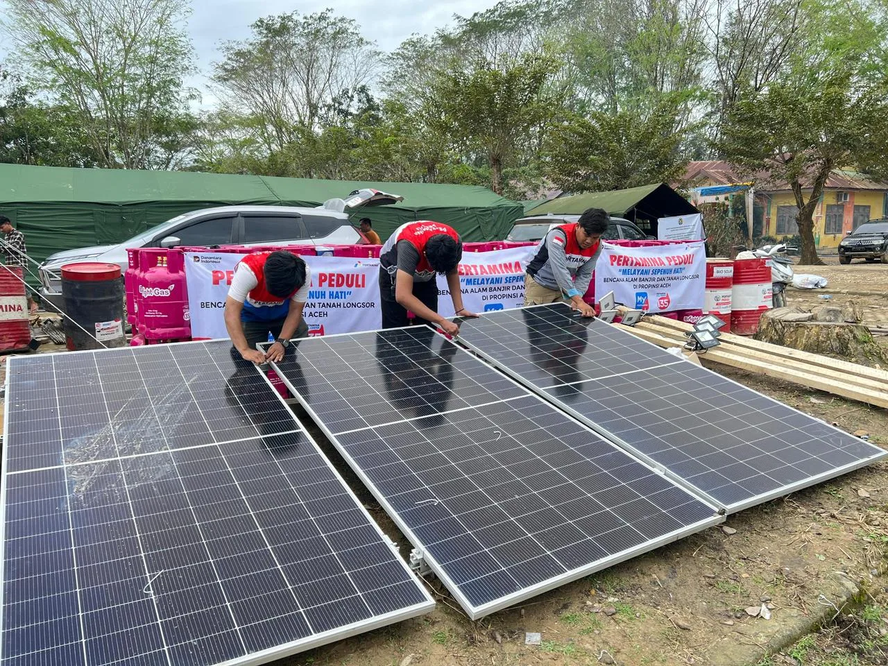 Pertamina Hadirkan Listrik Tenaga Surya, Terangi Tenda Pengungsi Aceh Tamiang