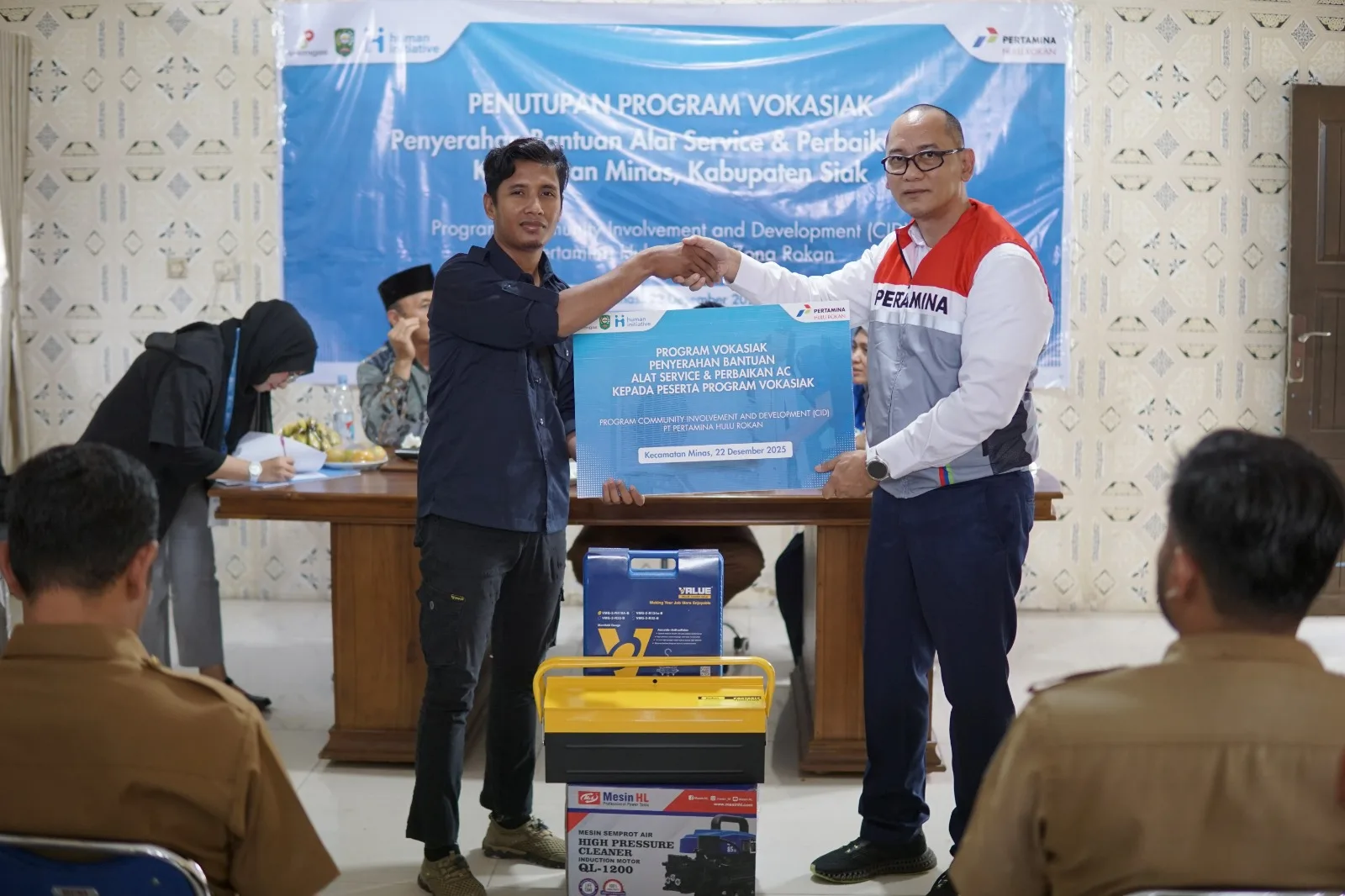 Penyerahan bantuan peralatan servis AC kepada peserta Program VOKASIAK PHR Zona Rokan sebagai dukungan usaha mandiri pemuda Siak.