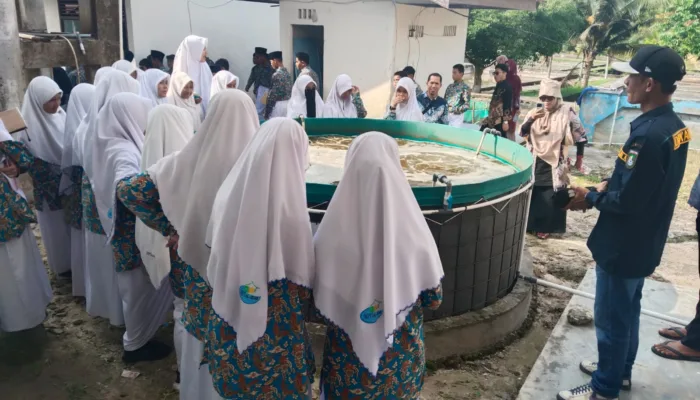 SMP Al Izzah Dumai Edukasi Siswa Budidaya Ikan di Balai Benih Ikan