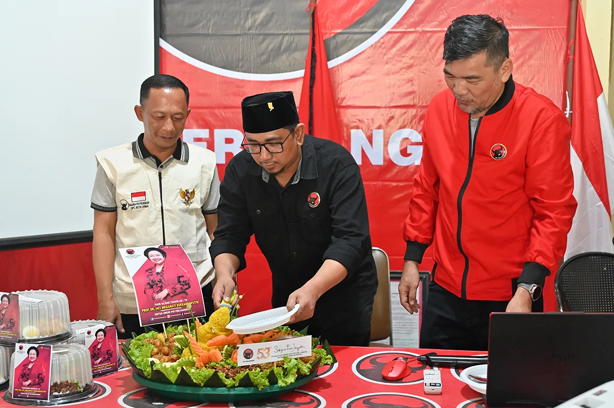 Penanaman mangrove yang dipimpin Ketua DPC PDI Perjuangan Dumai Bahari, S.H dalam rangka HUT ke-79 Megawati Soekarnoputri.