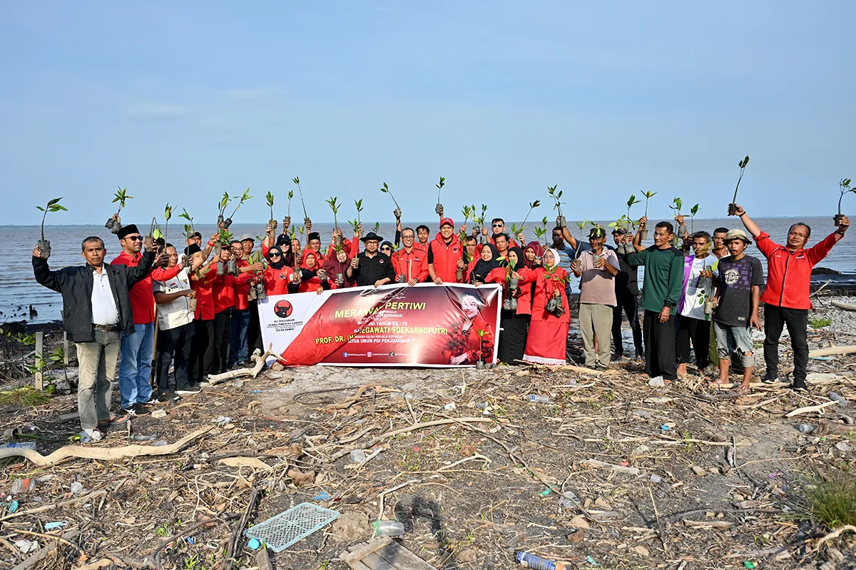 Penanaman mangrove yang dipimpin Ketua DPC PDI Perjuangan Dumai Bahari, S.H dalam rangka HUT ke-79 Megawati Soekarnoputri.