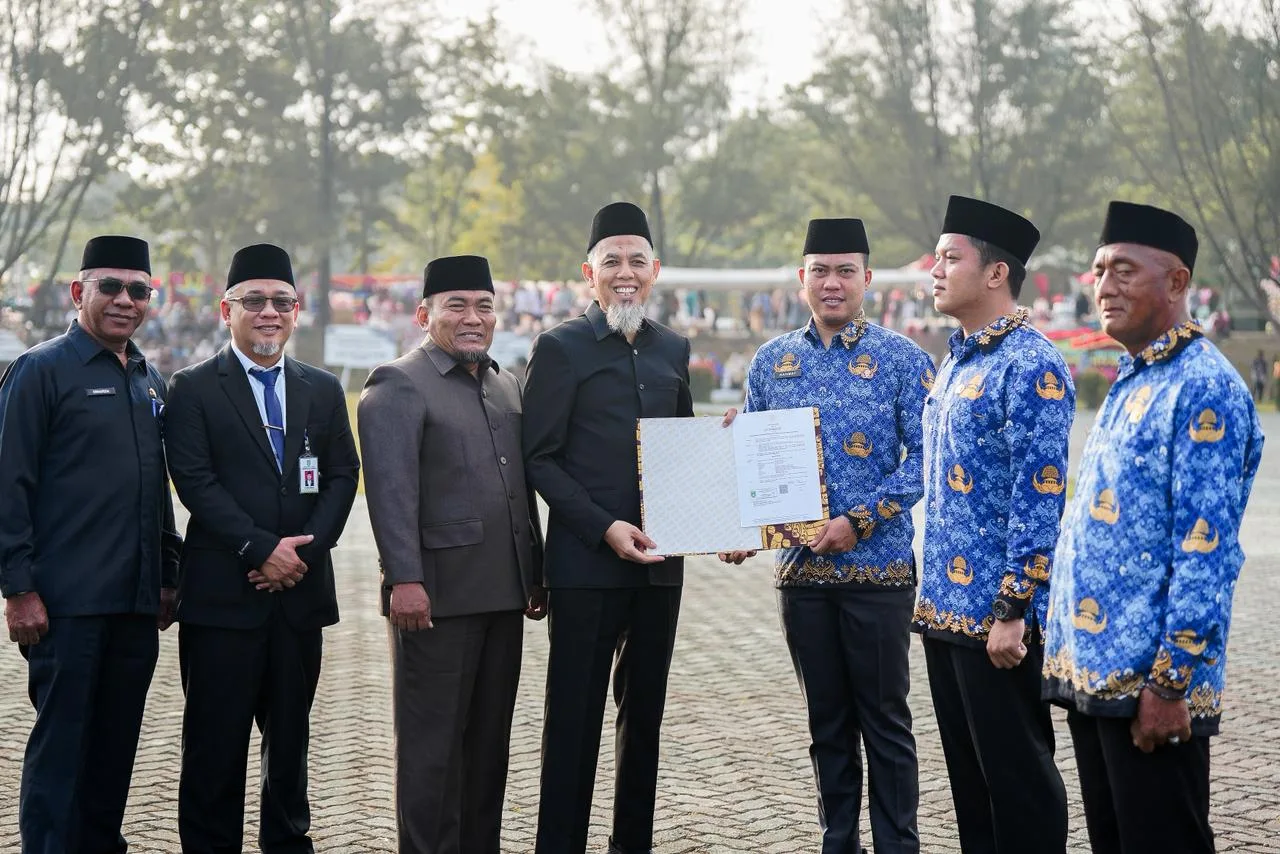 Wali Kota Dumai H. Paisal menyerahkan SK PPPK Paruh Waktu kepada 1.186 pegawai Formasi 2025