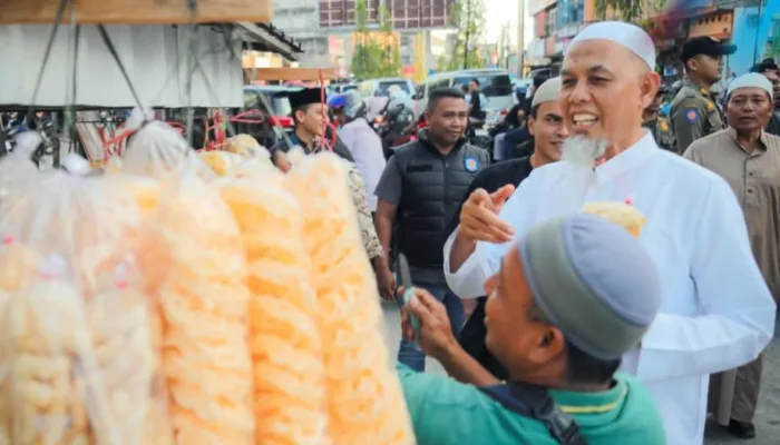 Borong Takjil dan Tebar Kepedulian, Cara Wali Kota Dumai Hidupkan Semangat Berbagi di Ramadan