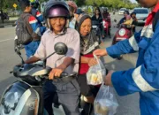 Ramadan Penuh Kepedulian, Pekerja Kilang Pertamina Dumai Bagikan Paket Takjil untuk Warga