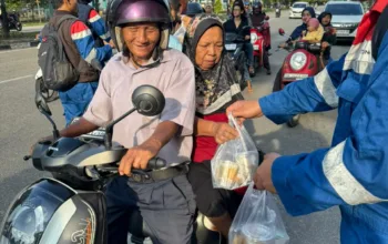 Ramadan Penuh Kepedulian, Pekerja Kilang Pertamina Dumai Bagikan Paket Takjil untuk Warga