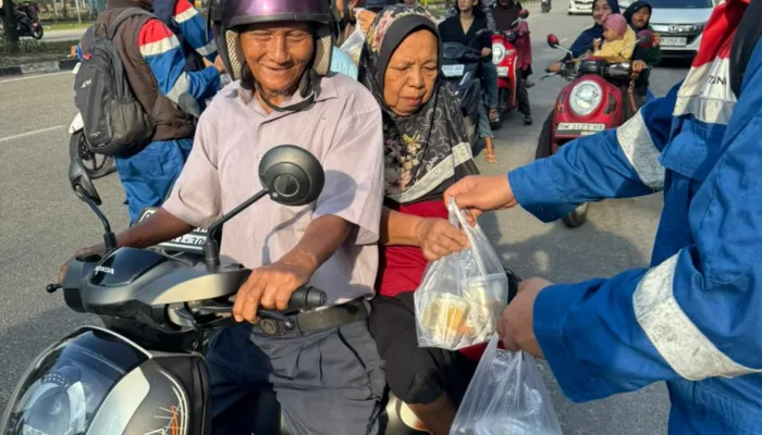 Ramadan Penuh Kepedulian, Pekerja Kilang Pertamina Dumai Bagikan Paket Takjil untuk Warga