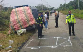Hindari Lubang Jalan, Mobil Tahanan Polsek Mandau Terguling di Pelintung