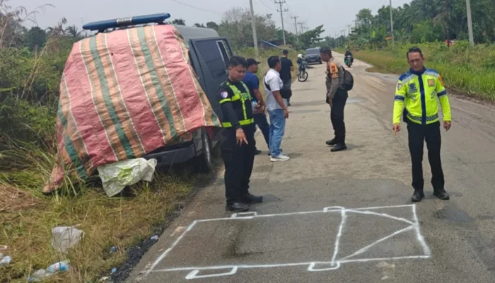 Hindari Lubang Jalan, Mobil Tahanan Polsek Mandau Terguling di Pelintung