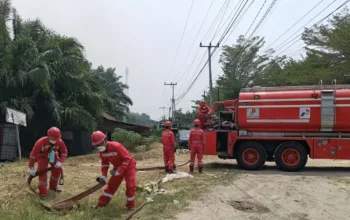 Tim Pemadam Kebakaran PHR Ikut Terjun Padamkan Karhutla di Dumai