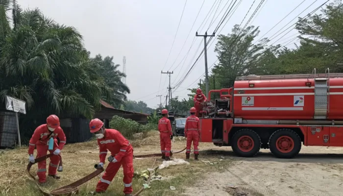 Tim Pemadam Kebakaran PHR Ikut Terjun Padamkan Karhutla di Dumai