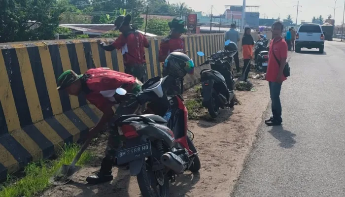 Kompak! Warga dan Lurah Bagan Besar Bersihkan Wajah Gerbang Tol Dumai