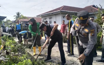 Camat dan Kapolsek Dumai Kota Pimpin Goro Massal di Kelurahan Laksamana, Warga Kompak Bersihkan Lingkungan
