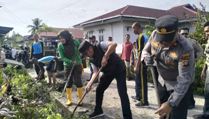 Camat dan Kapolsek Dumai Kota Pimpin Goro Massal di Kelurahan Laksamana, Warga Kompak Bersihkan Lingkungan