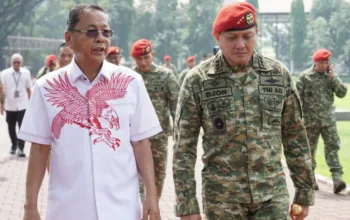 Kenakan Baju Putih Bergambar Garuda Merah Saat Terima Penghargaan dari Pangkopassus, Ini Kata Junaidi Zhang