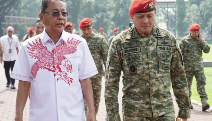 Kenakan Baju Putih Bergambar Garuda Merah Saat Terima Penghargaan dari Pangkopassus, Ini Kata Junaidi Zhang