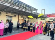 Tradisi Adat Melayu Sambut AKBP Fatikh, Pedang Pora Iringi Pelepasan AKBP Angga di Polres Dumai