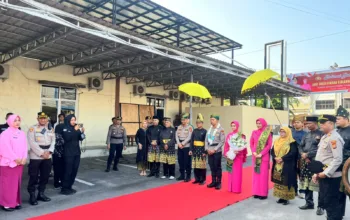 Tradisi Adat Melayu Sambut AKBP Fatikh, Pedang Pora Iringi Pelepasan AKBP Angga di Polres Dumai