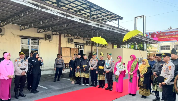 Tradisi Adat Melayu Sambut AKBP Fatikh, Pedang Pora Iringi Pelepasan AKBP Angga di Polres Dumai
