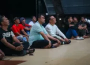 Sekda Fahmi Rizal Berikan Hadiah 15 Jersey Saat Nobar Piala Dunia Inggris vs Kongo Bersama Warga di Bukit Gelanggang