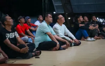 Sekda Fahmi Rizal Berikan Hadiah 15 Jersey Saat Nobar Piala Dunia Inggris vs Kongo Bersama Warga di Bukit Gelanggang