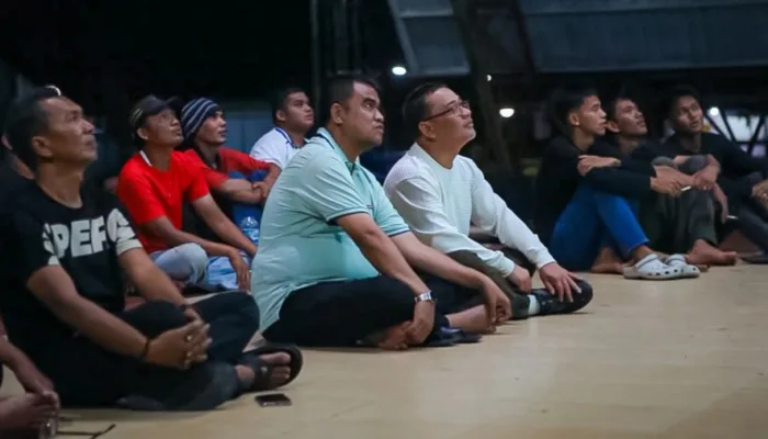 Sekda Fahmi Rizal Berikan Hadiah 15 Jersey Saat Nobar Piala Dunia Inggris vs Kongo Bersama Warga di Bukit Gelanggang
