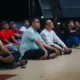 Sekda Fahmi Rizal Berikan Hadiah 15 Jersey Saat Nobar Piala Dunia Inggris vs Kongo Bersama Warga di Bukit Gelanggang