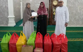 Istri Pekerja Kilang Pertamina Dumai Berbagi Berkah, Salurkan 100 Paket Makan Siang dan Mukena Warga Sekitar Komperta Bukit Datuk