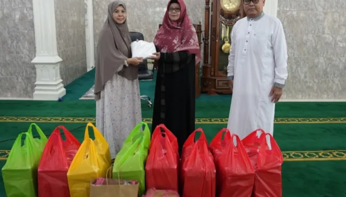 Istri Pekerja Kilang Pertamina Dumai Berbagi Berkah, Salurkan 100 Paket Makan Siang dan Mukena Warga Sekitar Komperta Bukit Datuk