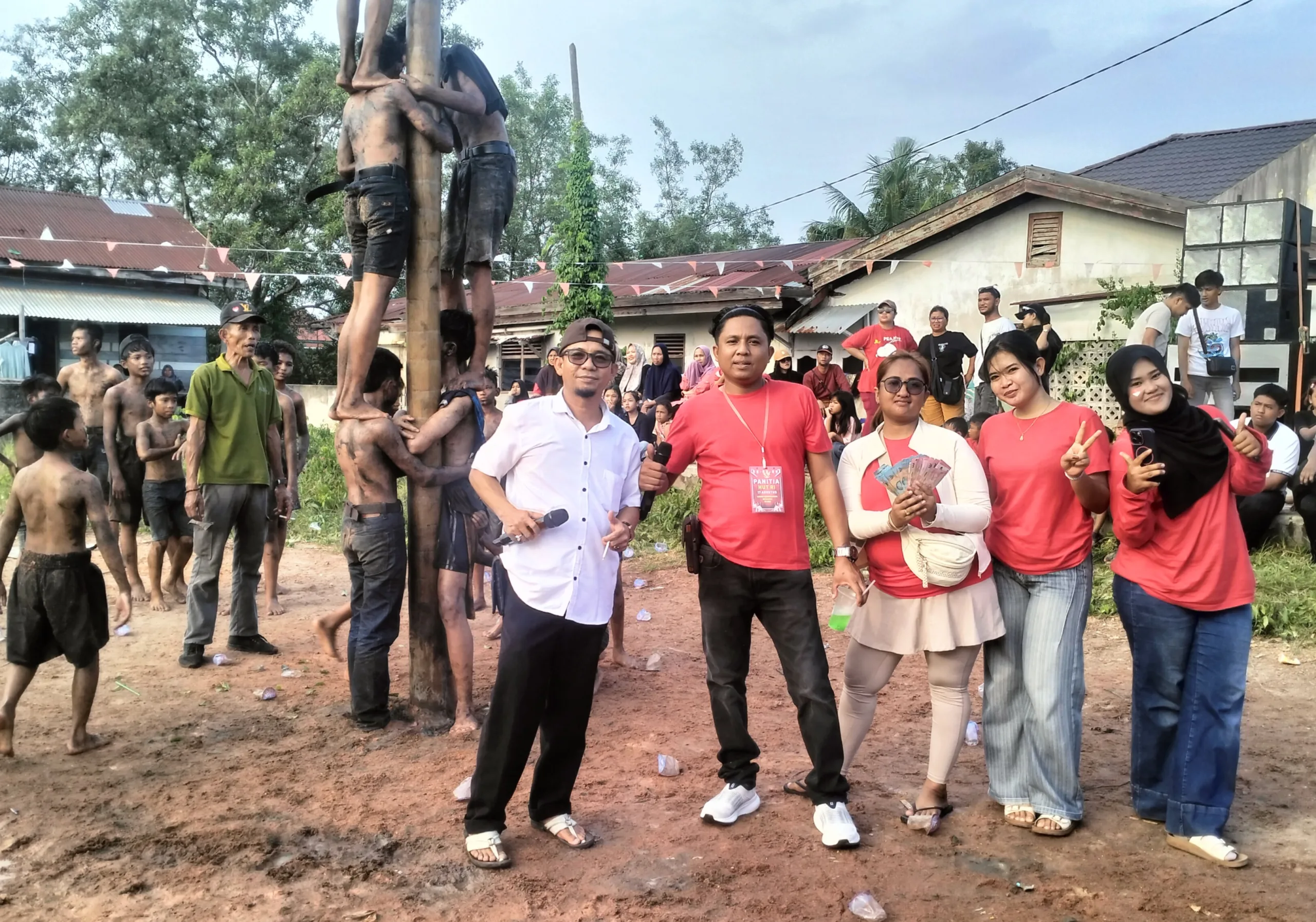 Ketua RT 03 Angga Dewantara, Ketua Panitia Andry Perwira dan sejumlah panitia