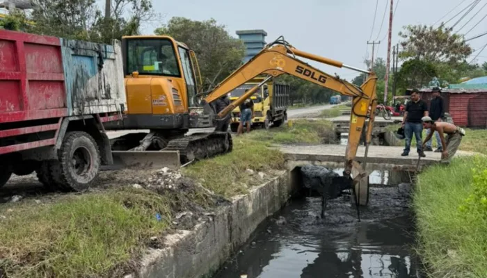 Banjir Jadi Perhatian Wako Paisal, Dua Alat Berat Dikerahkan untuk Normalisasi Sejumlah Drainase