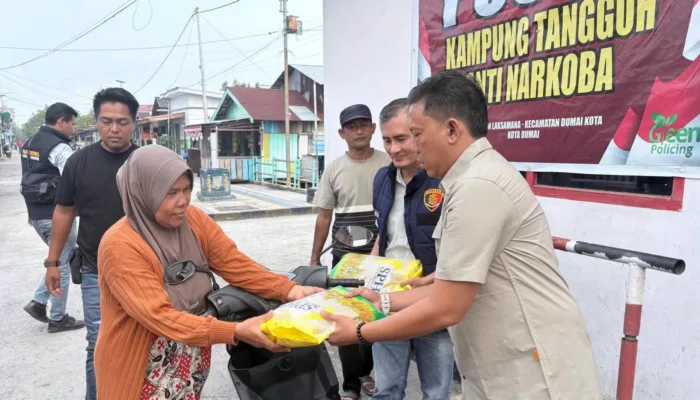 Sekampit Beras dan Sejuta Harapan, Sat Resnarkoba Polres Dumai Bangun Kepedulian di Kampung Anti Narkoba