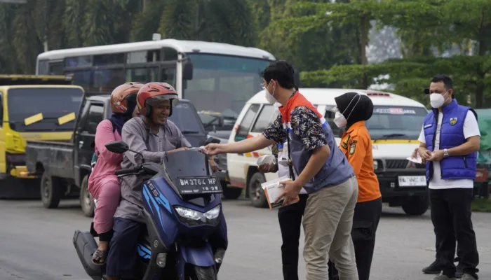 Pertamina Patra Niaga Kilang Dumai Bagikan 1.000 Masker, Lindungi Warga dari Paparan Asap