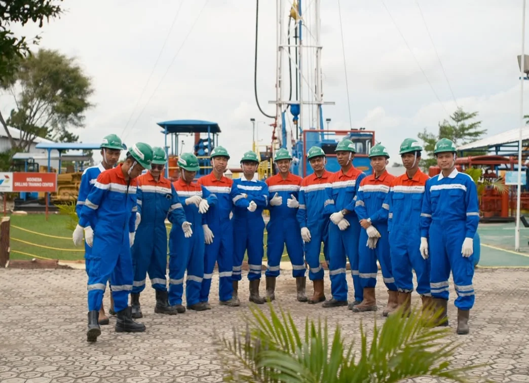 Dua belas dari 51 peserta vokasi PHR - PDSI bidang Migas yang lulus melanjutkan magang di rig PDSI. F : DOK PDSI